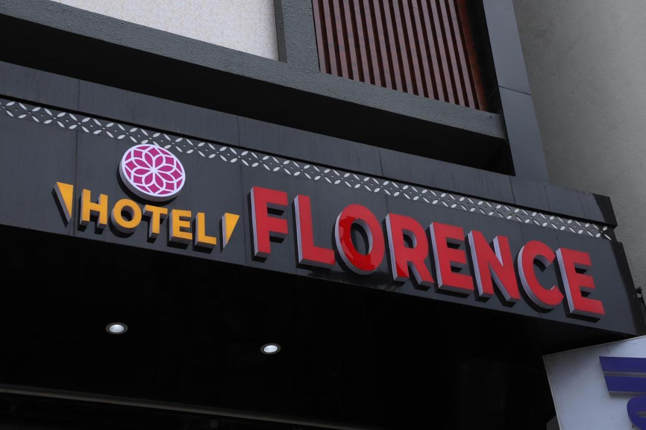 Hotel Florence Nānded Esterno foto