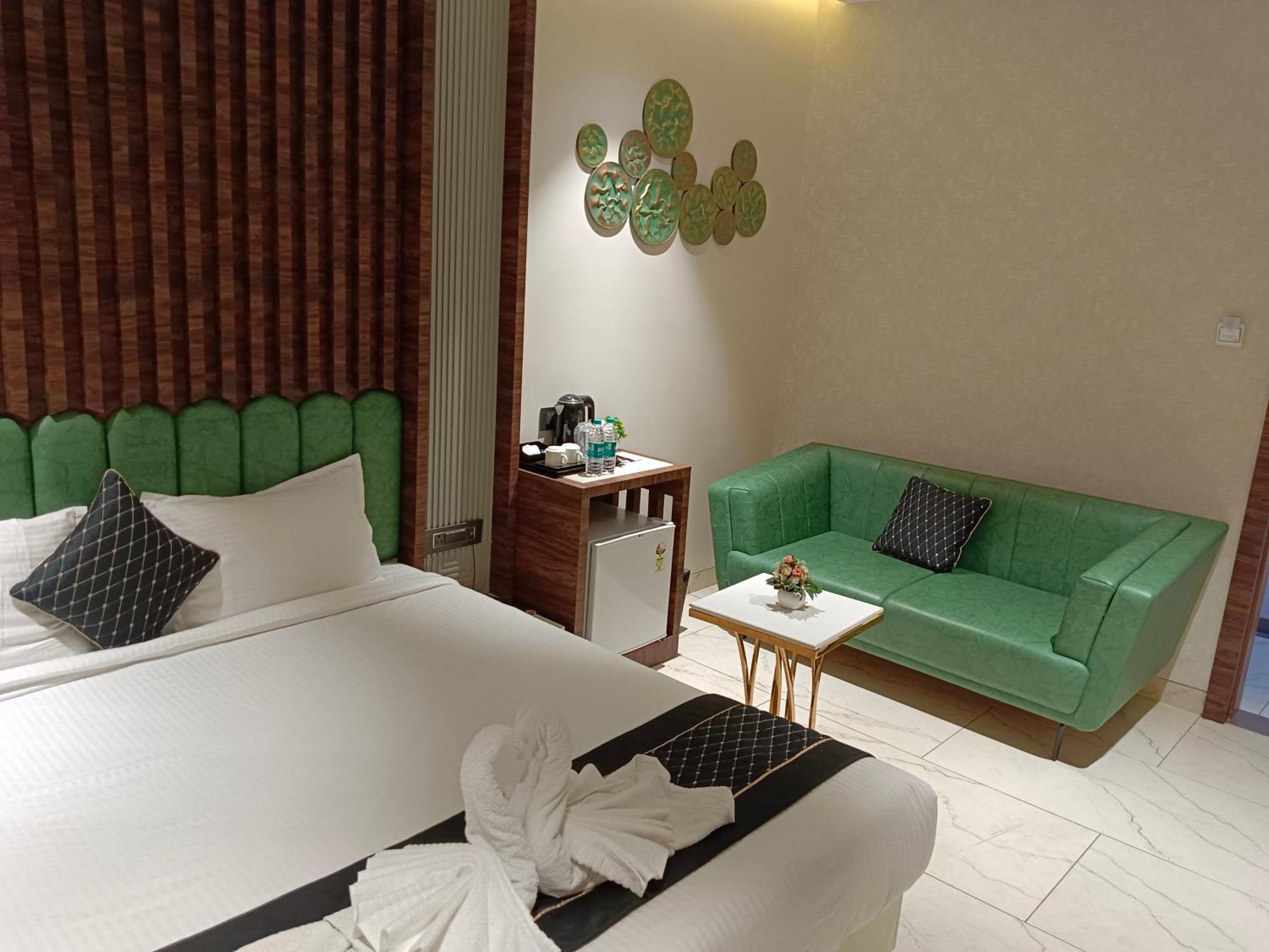Hotel Florence Nānded Esterno foto